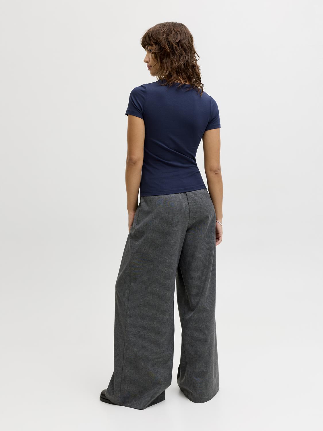 model_shot-back