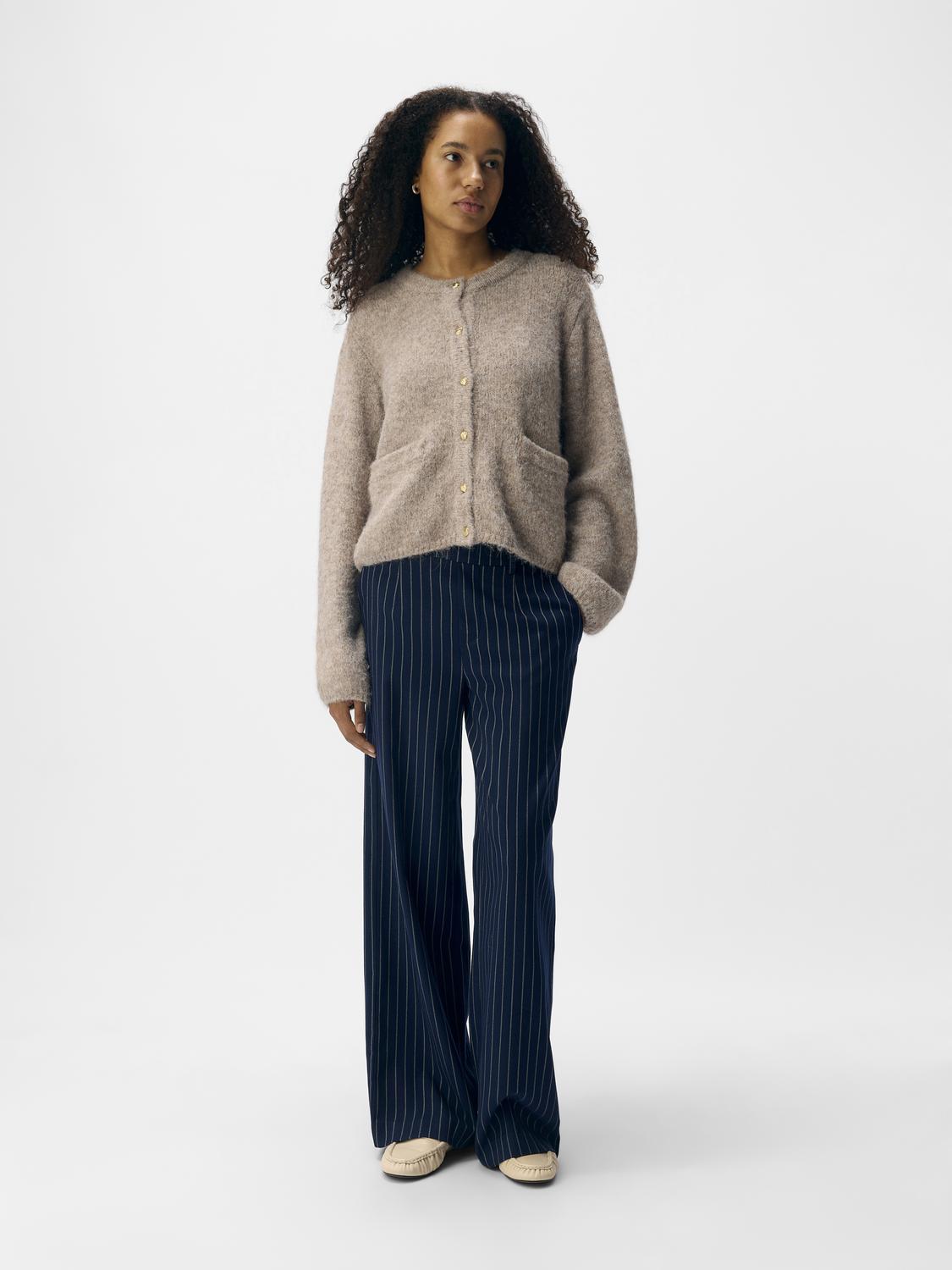 model_shot-front_full