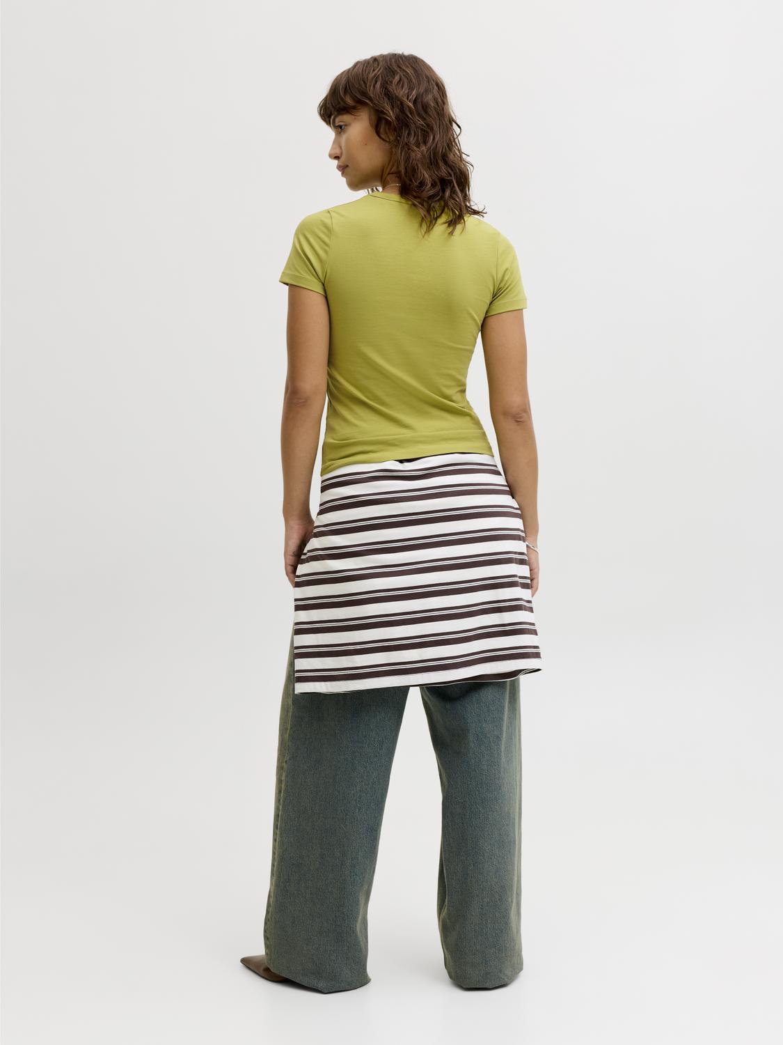 model_shot-back