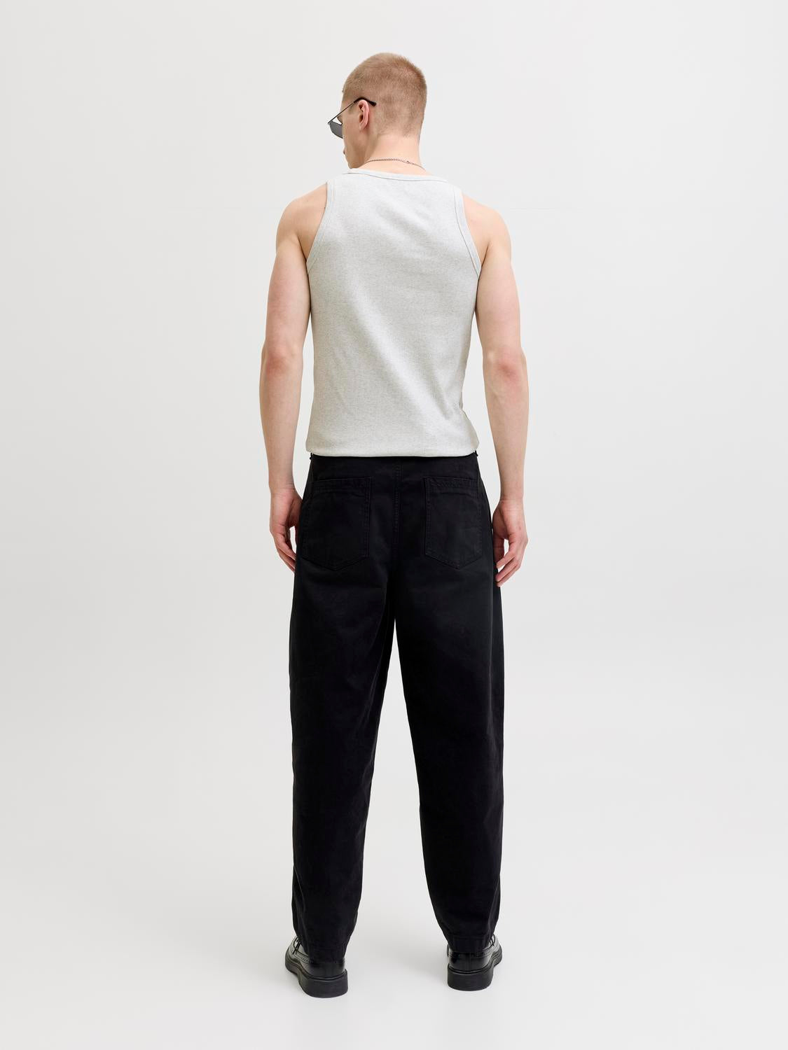 model_shot-back