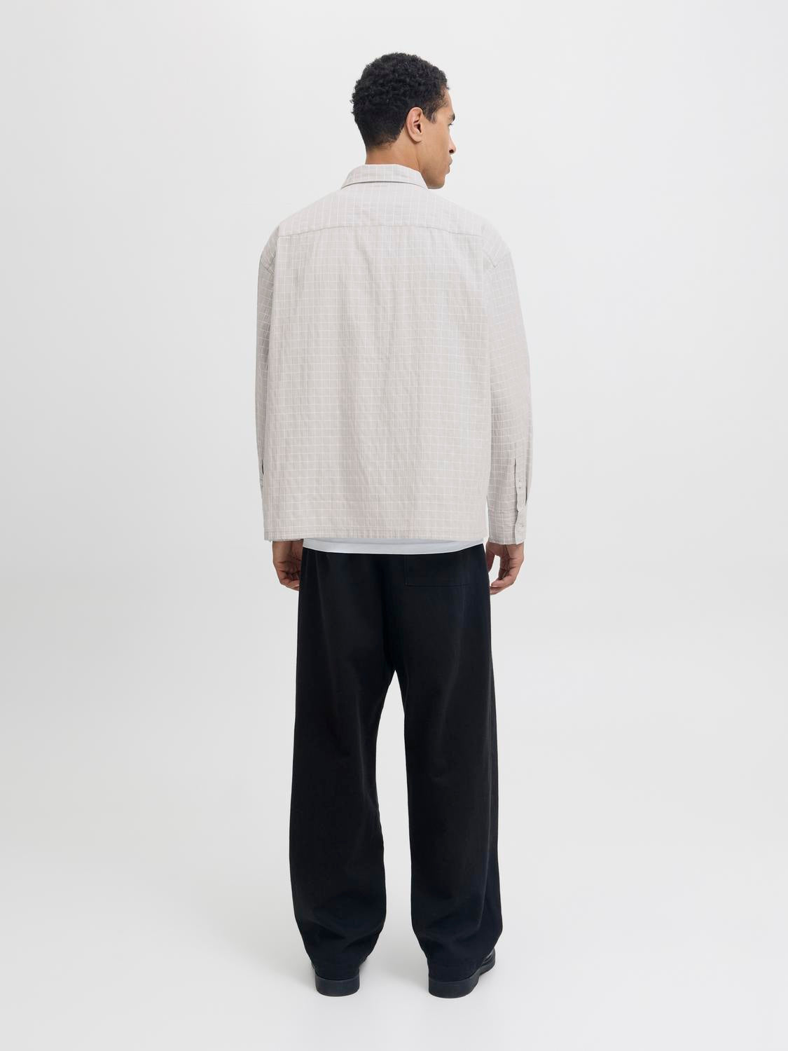 model_shot-back