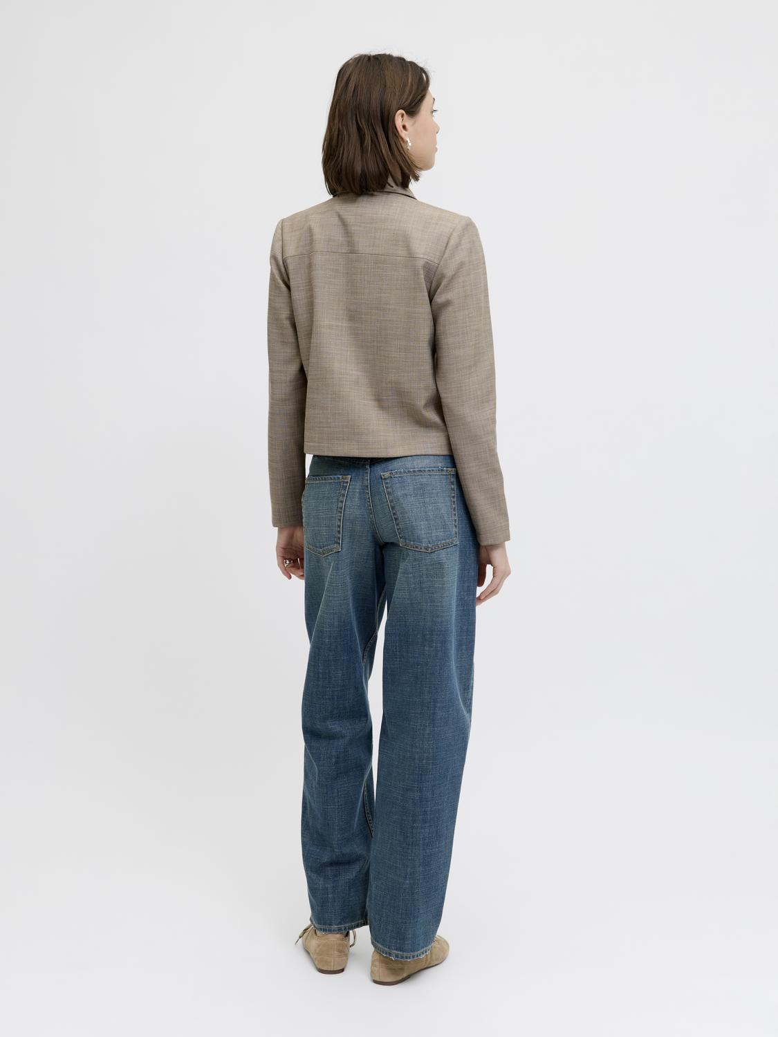 model_shot-back