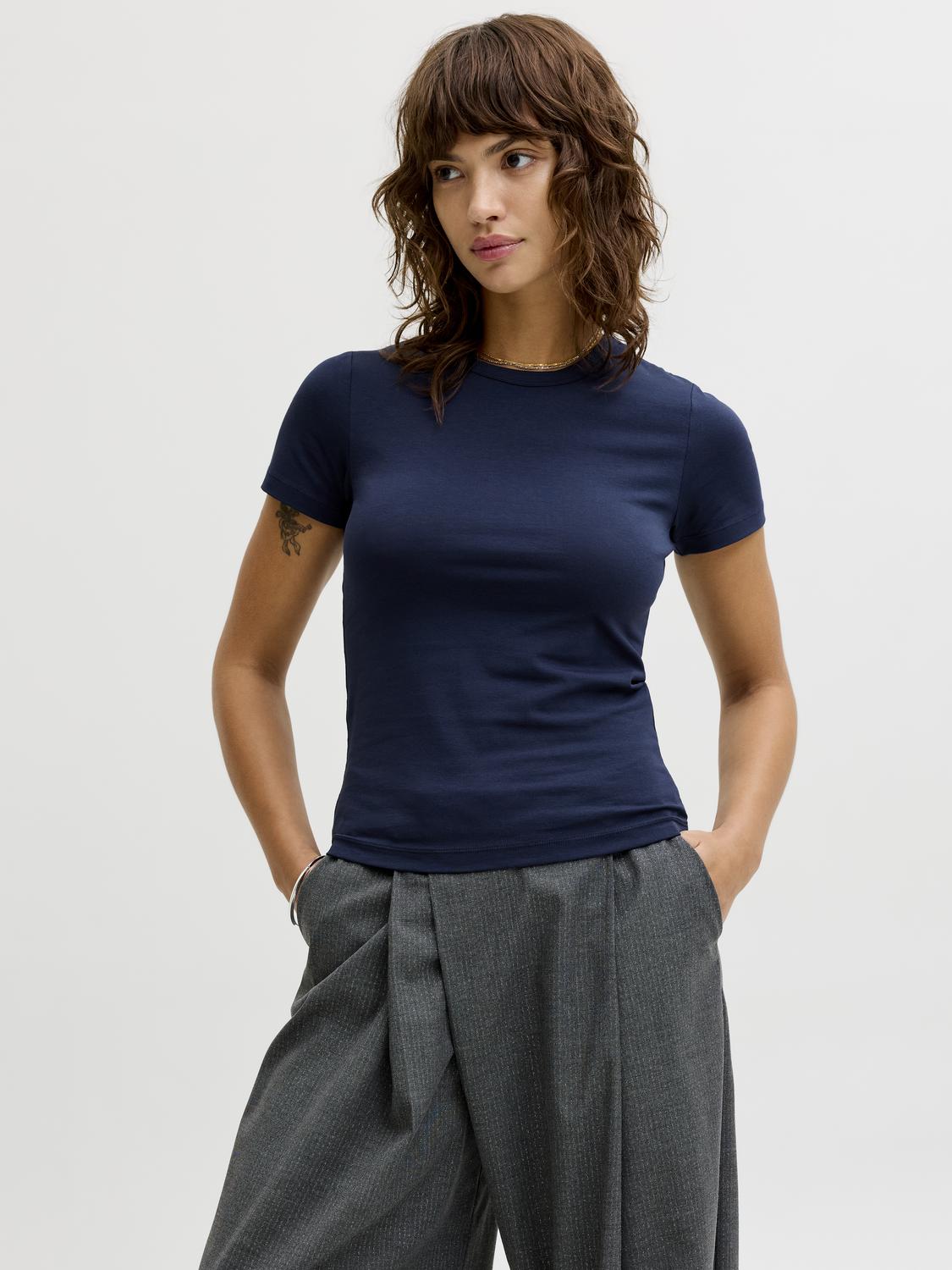 model_shot-front