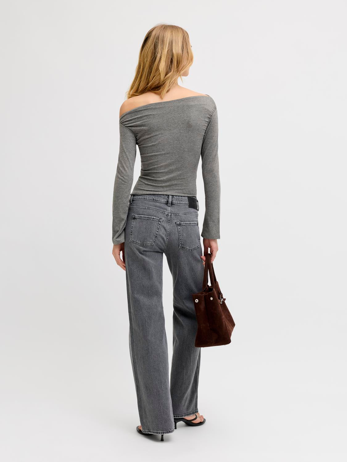 model_shot-back