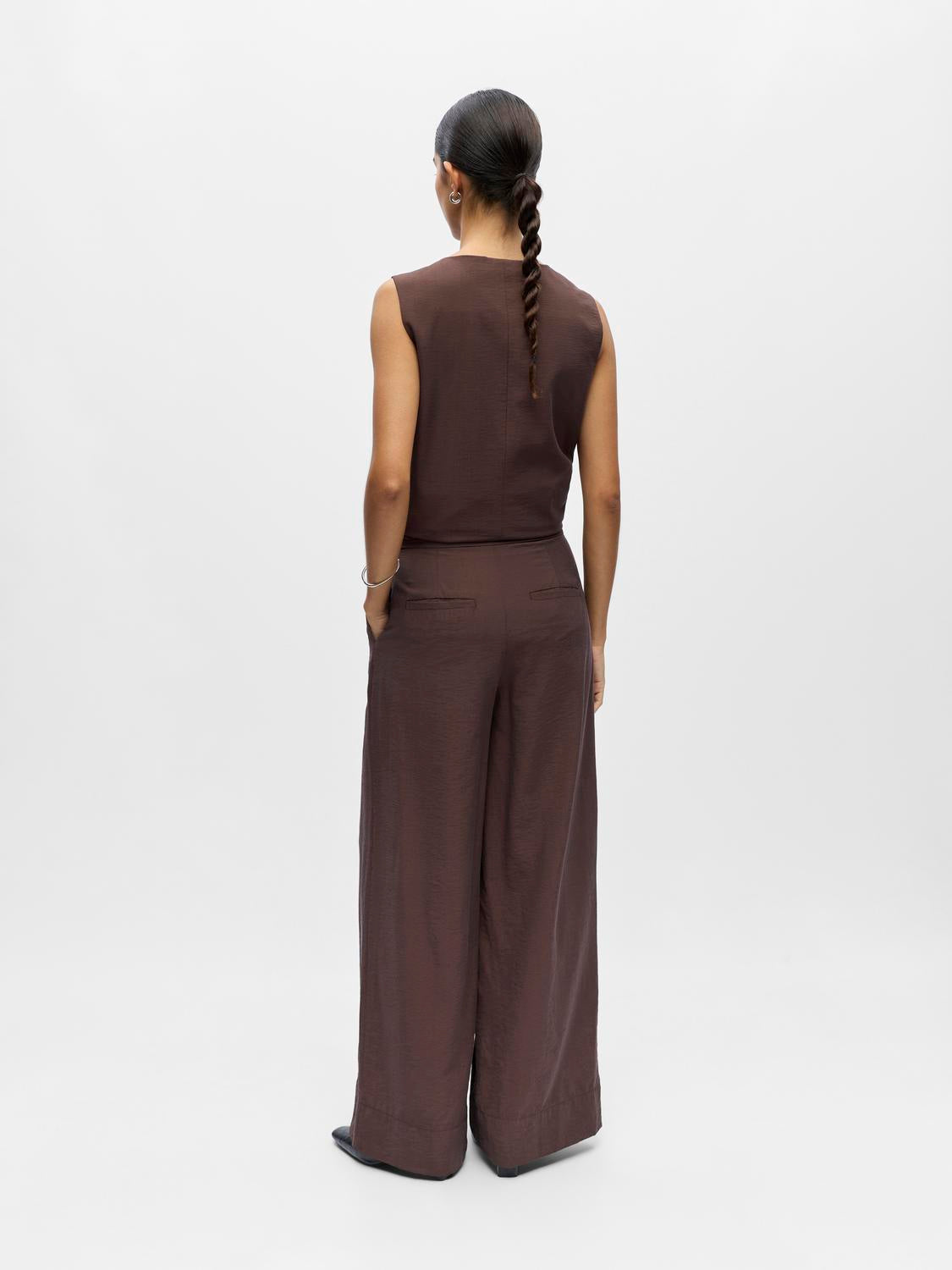 model_shot-back