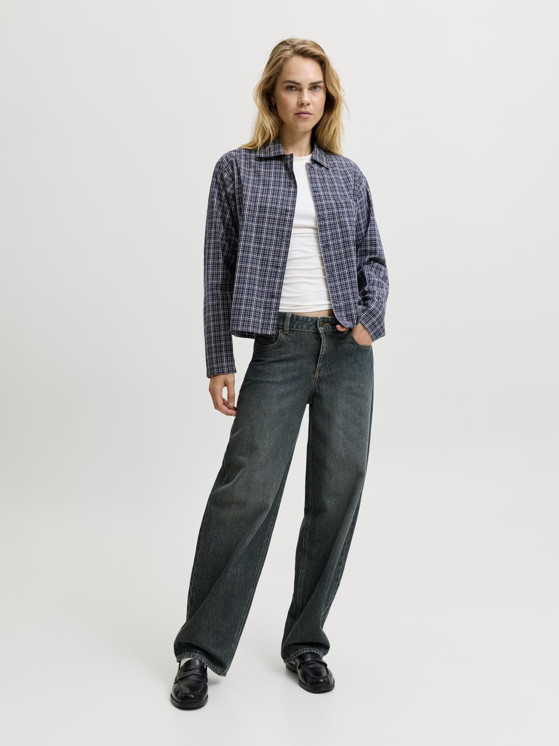 model_shot-front_full