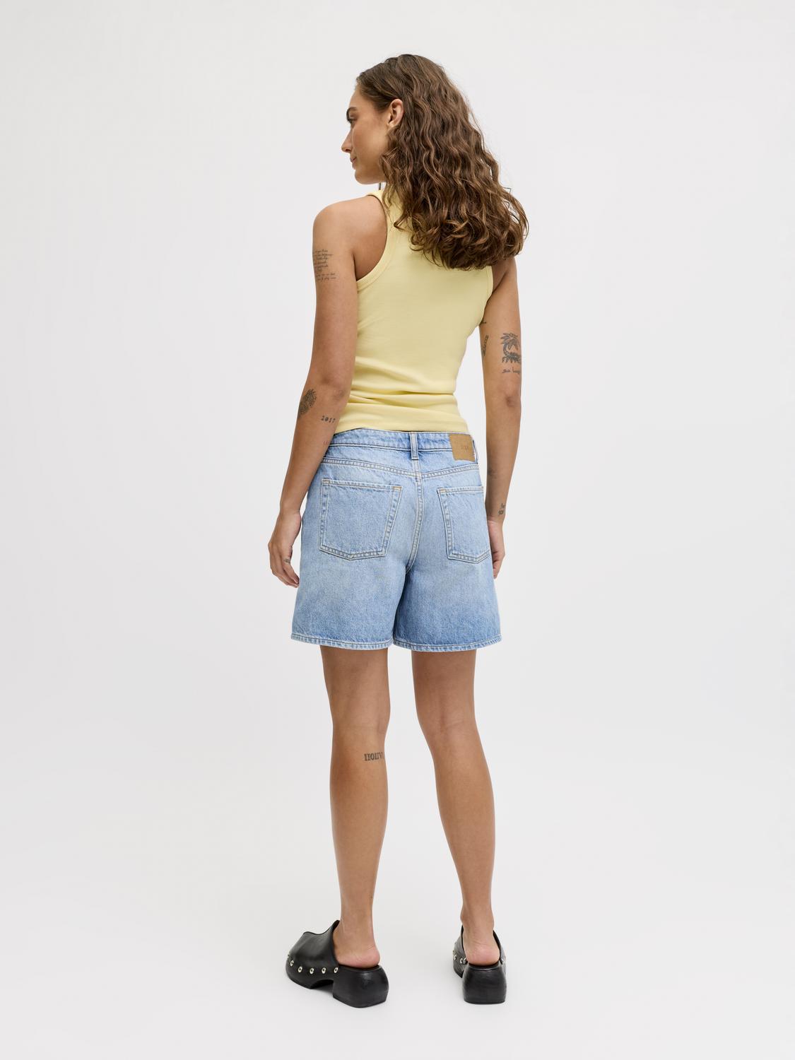 model_shot-back