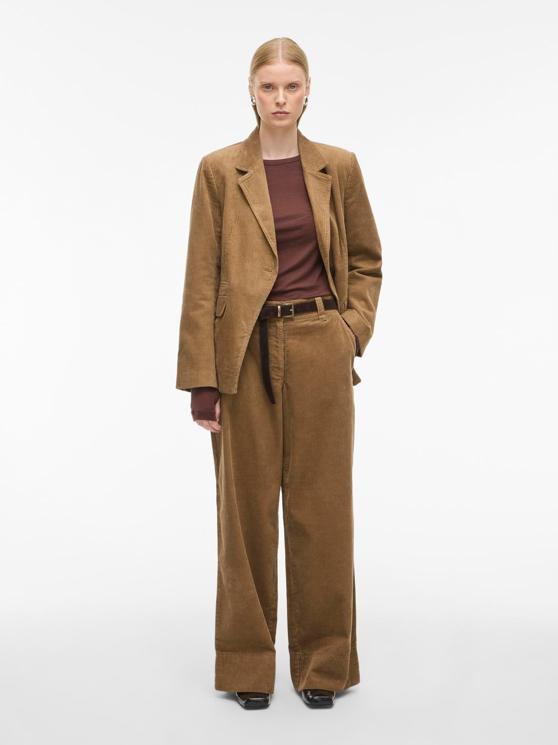 model_shot-front_full