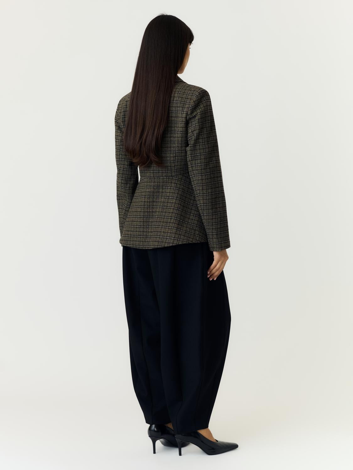 model_shot-back