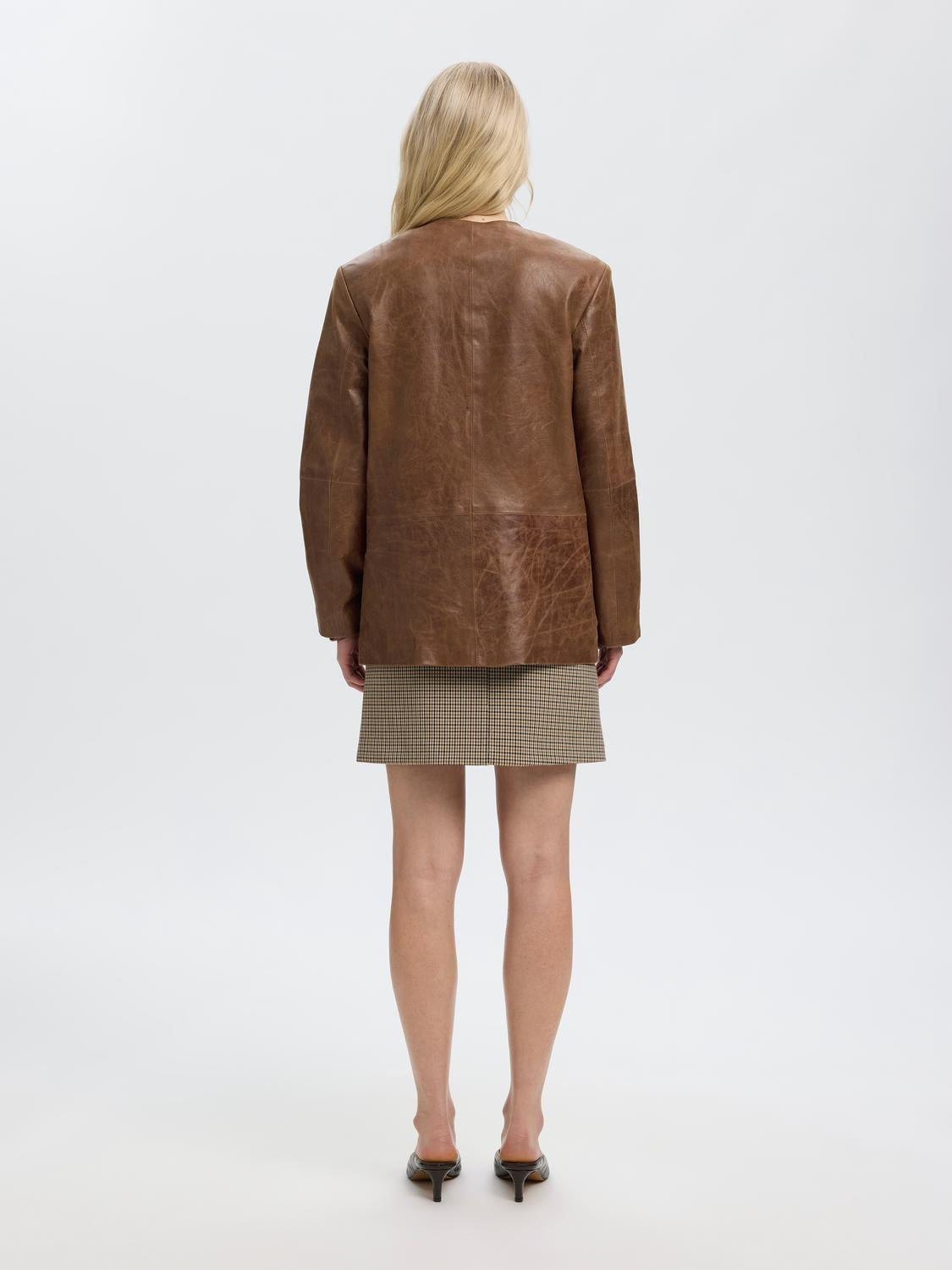 model_shot-back