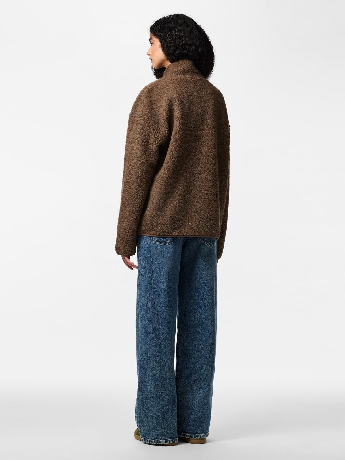 model_shot-back