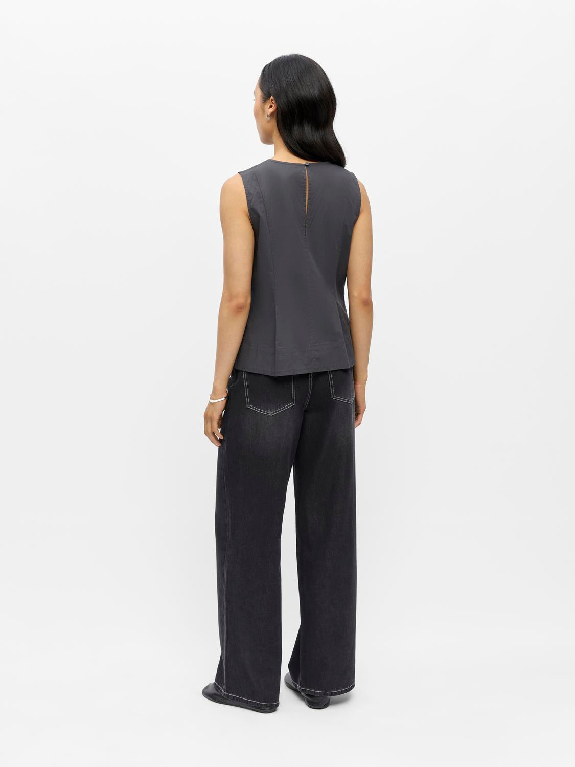 model_shot-back