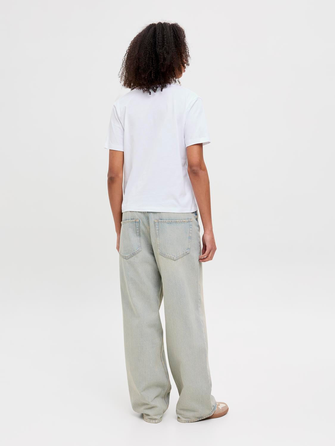 model_shot-back
