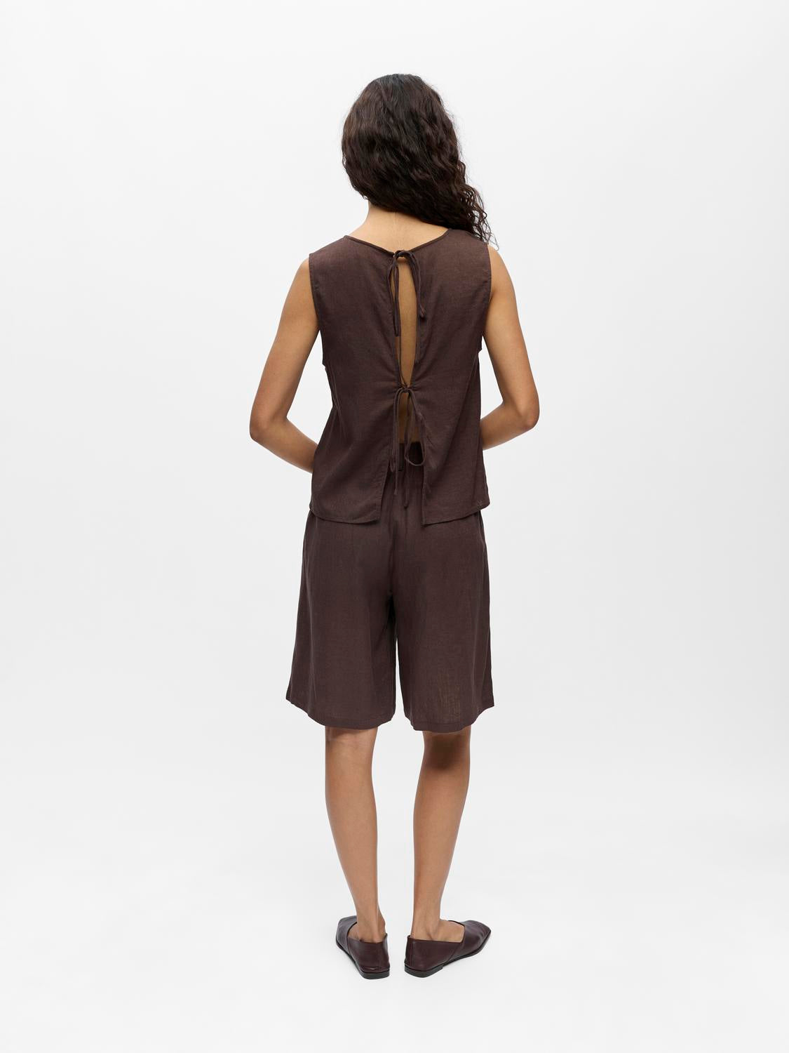 model_shot-back