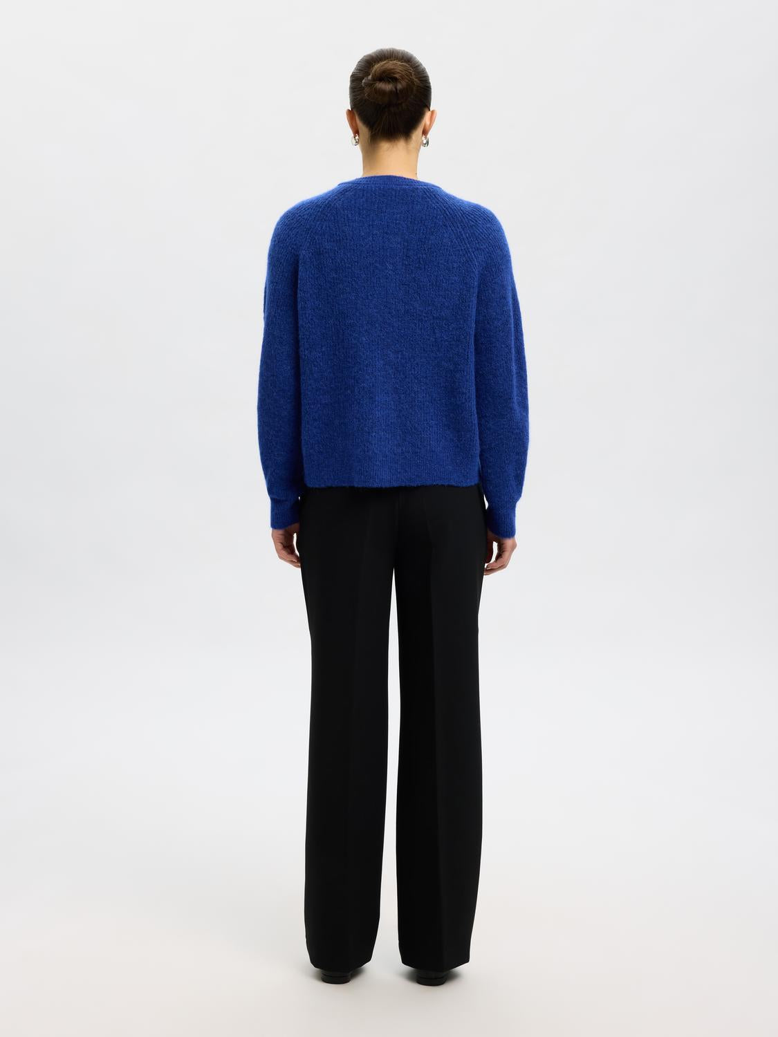 model_shot-back