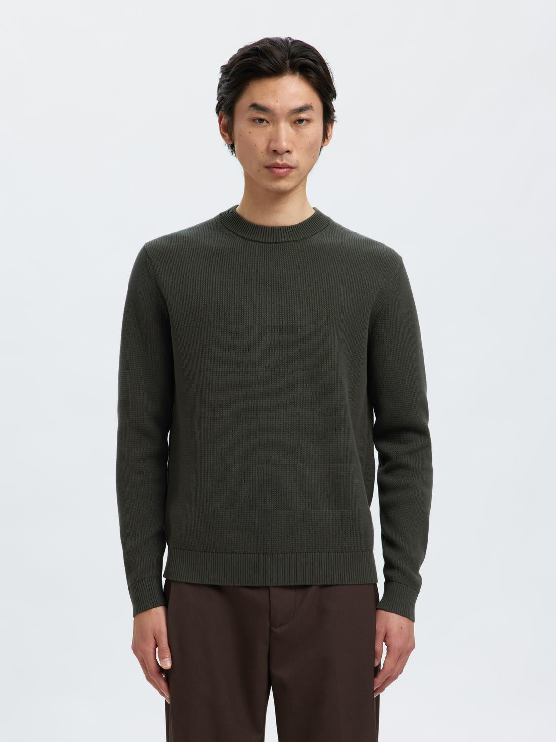 model_shot-front