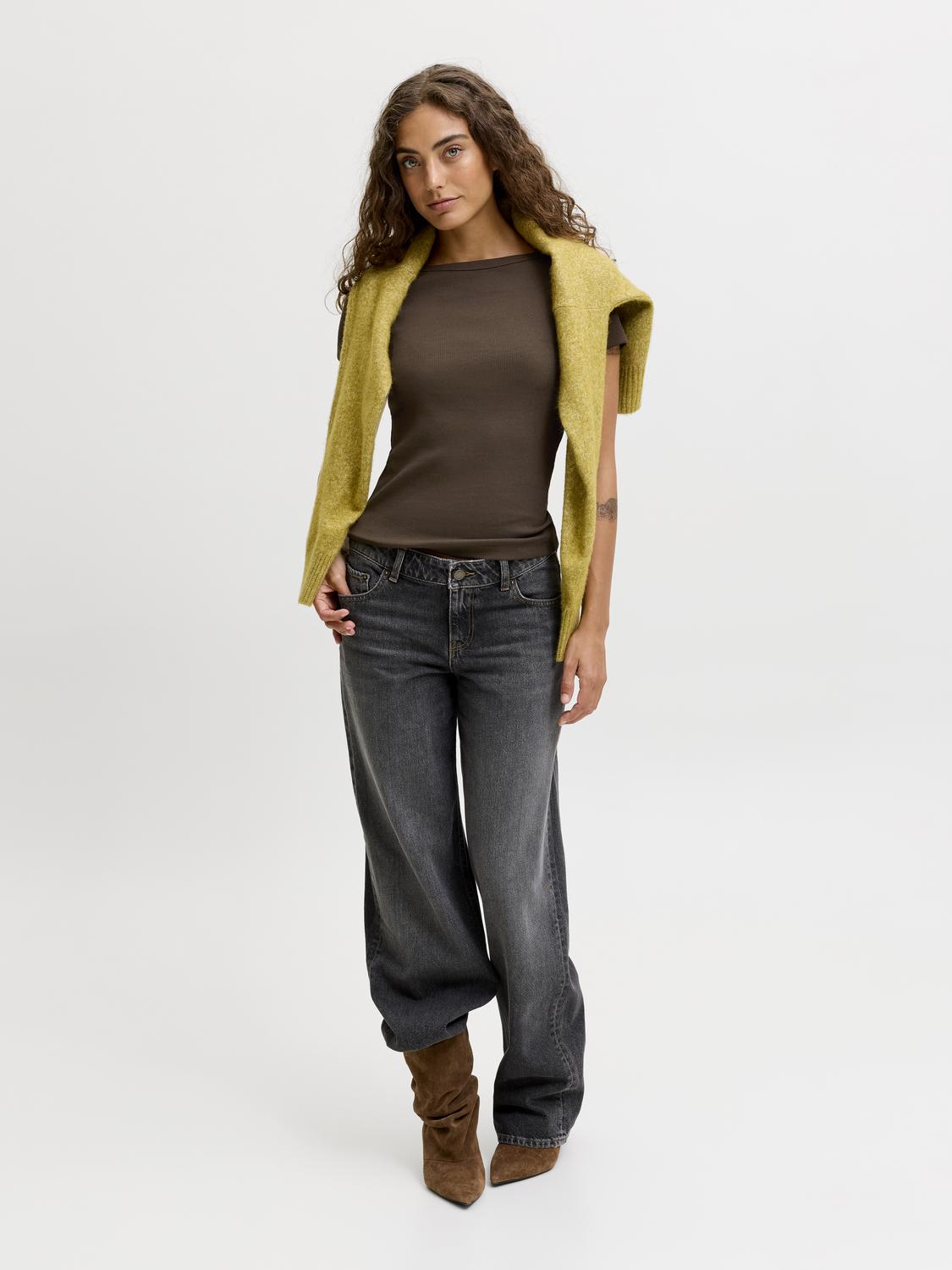 model_shot-front_full