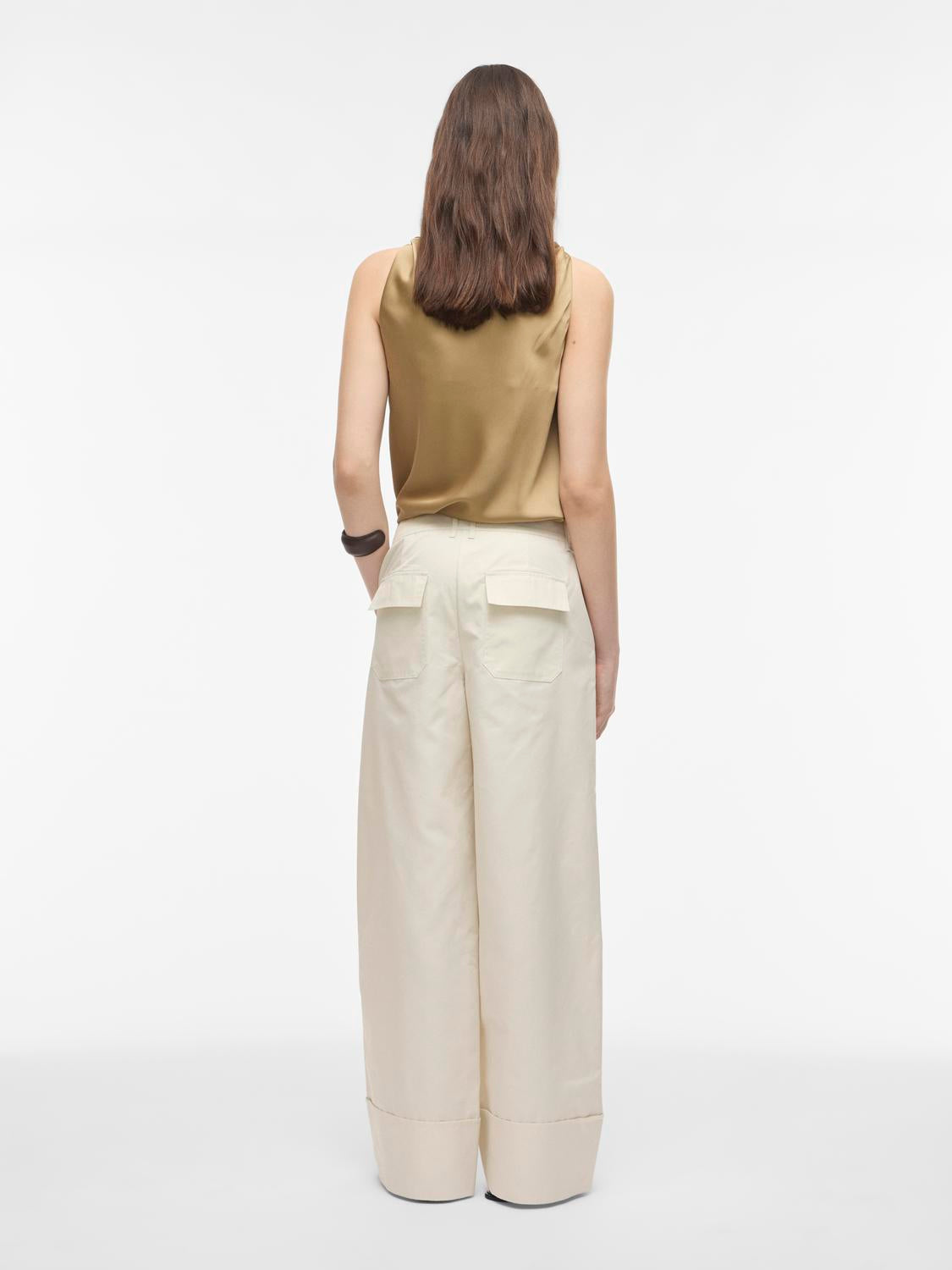 model_shot-back
