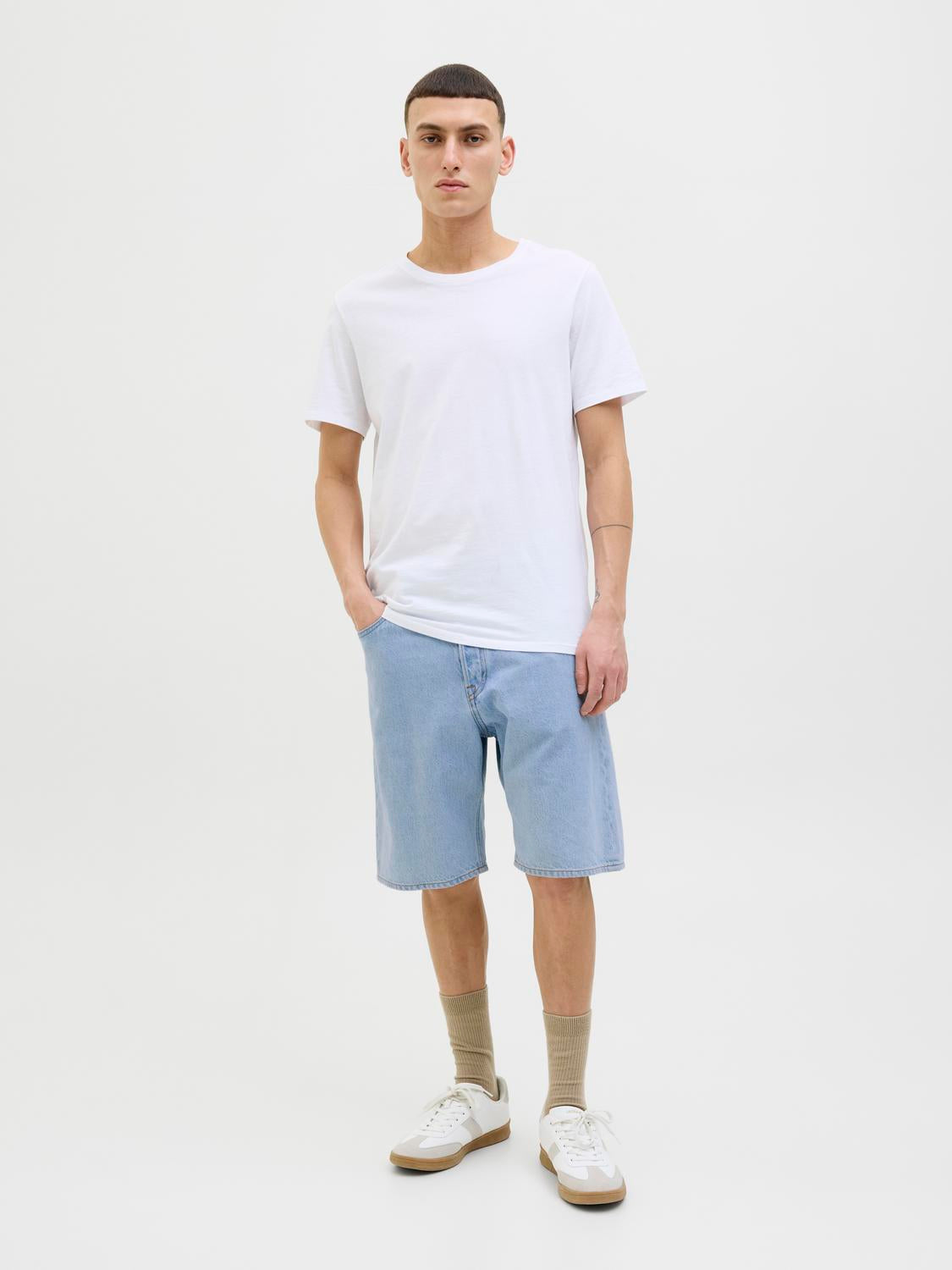 model_shot-front_full