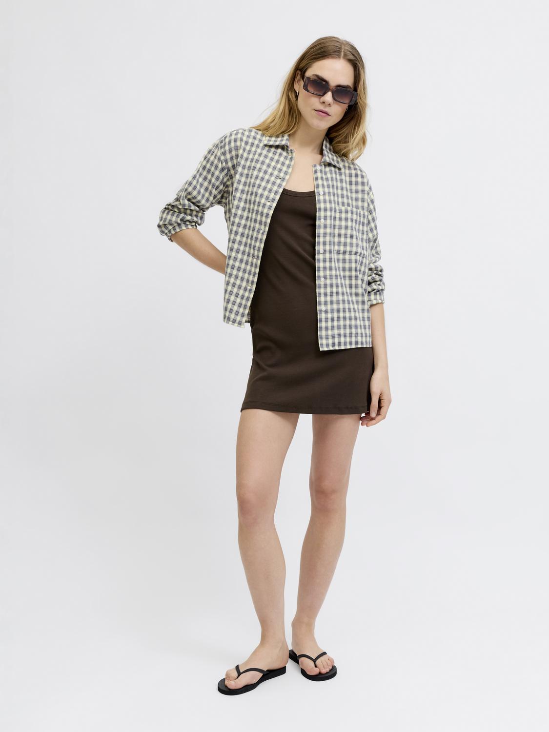 model_shot-front_full