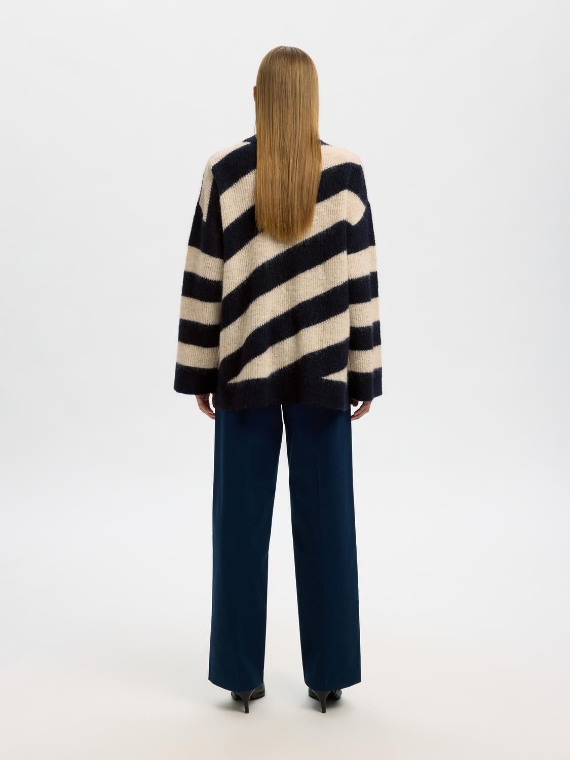 model_shot-back
