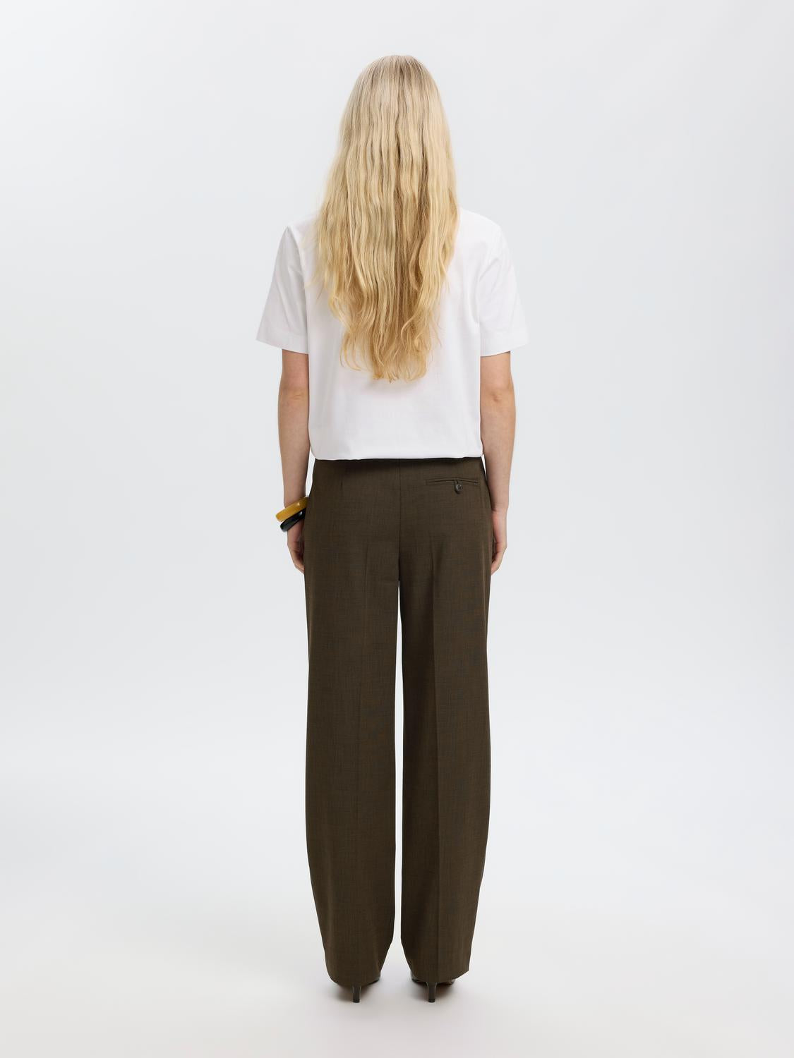 model_shot-back