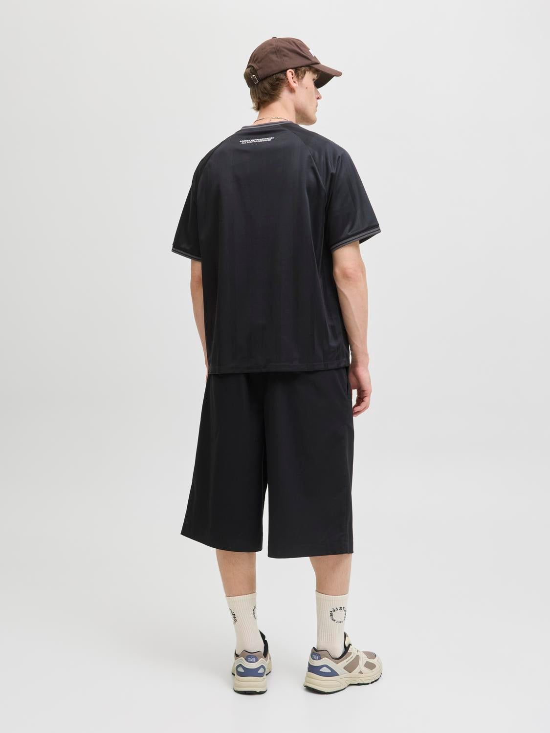 model_shot-back