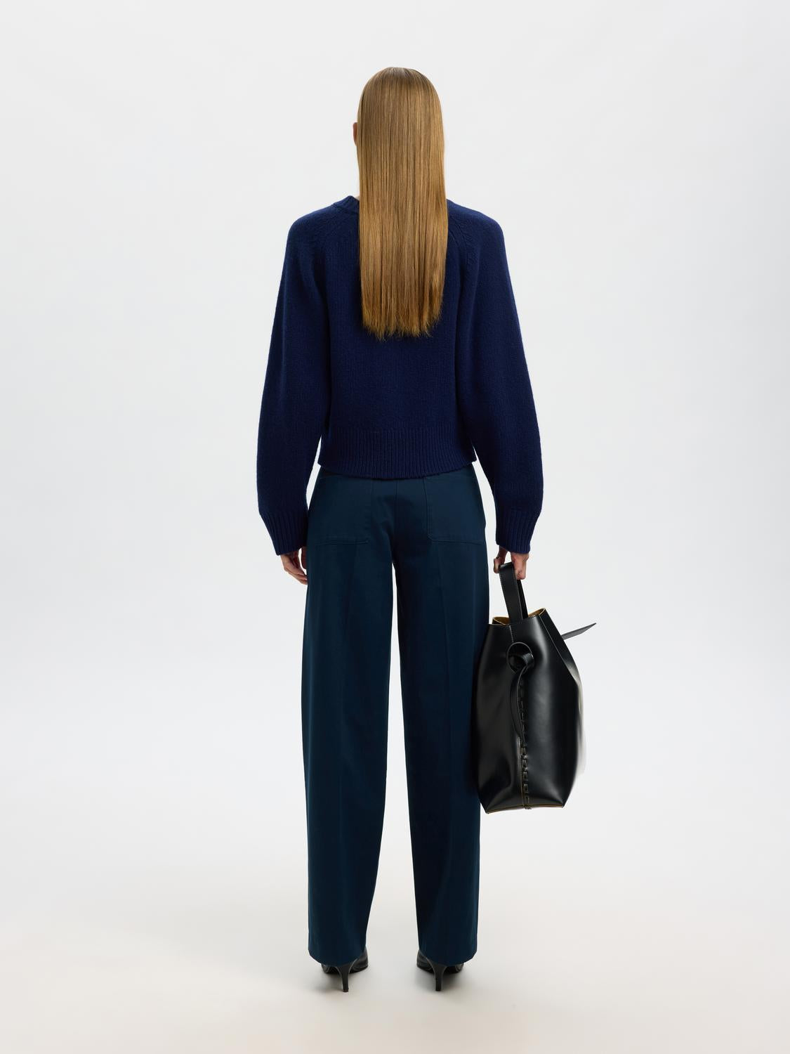 model_shot-back