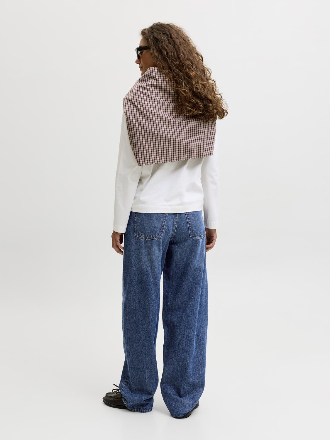model_shot-back