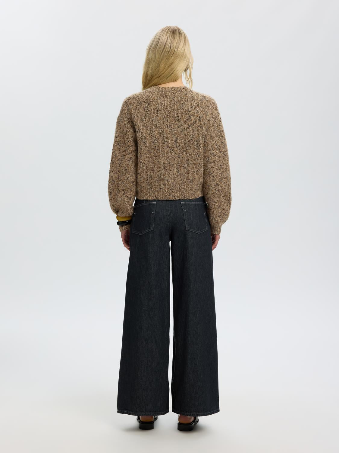 model_shot-back