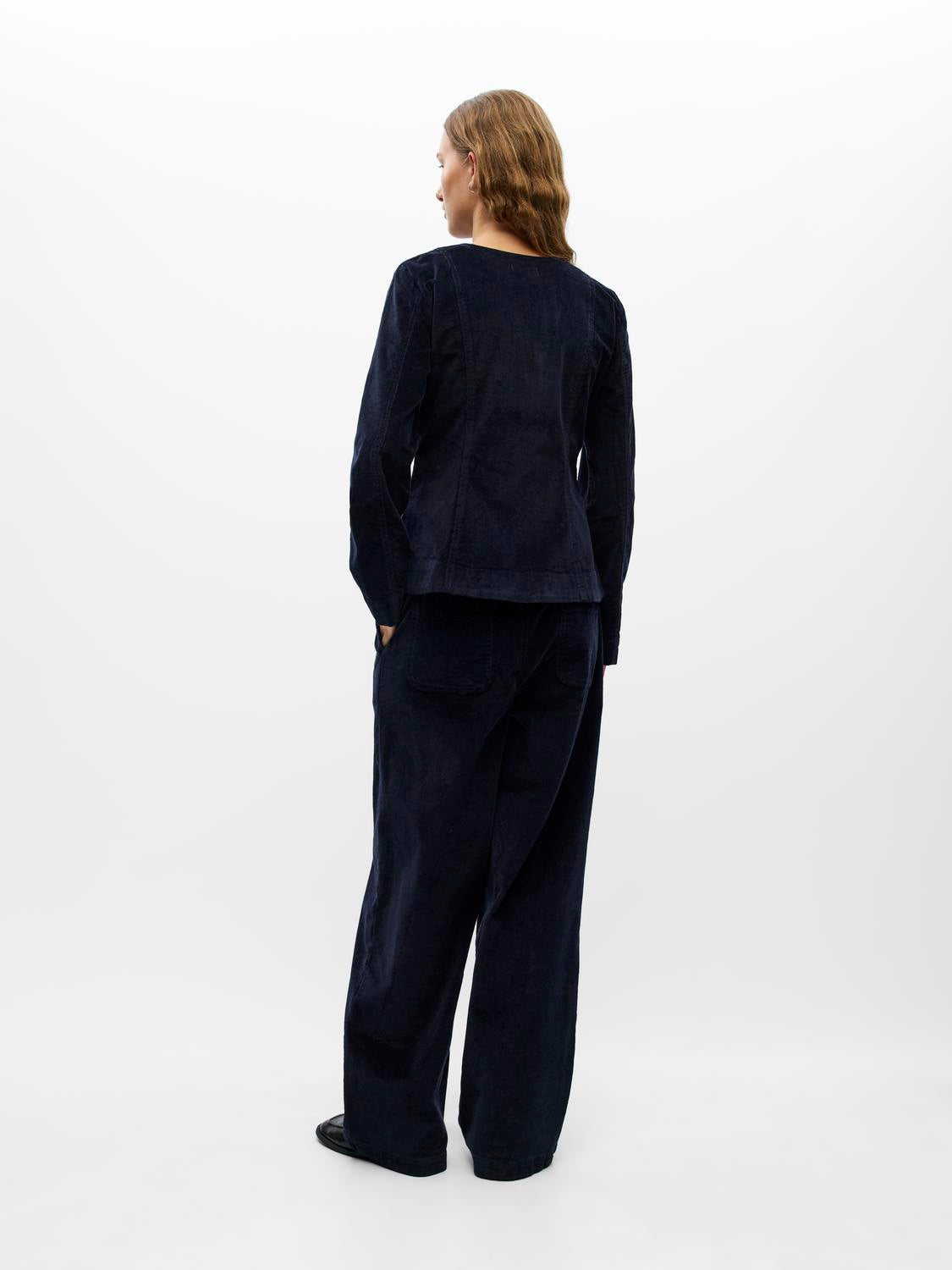 model_shot-back