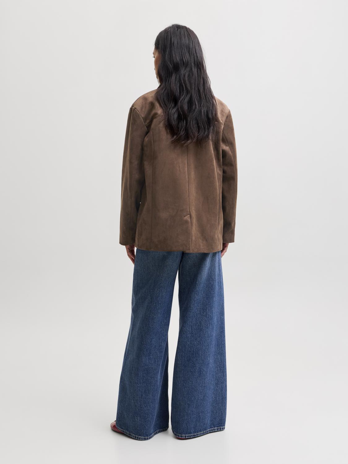 model_shot-back