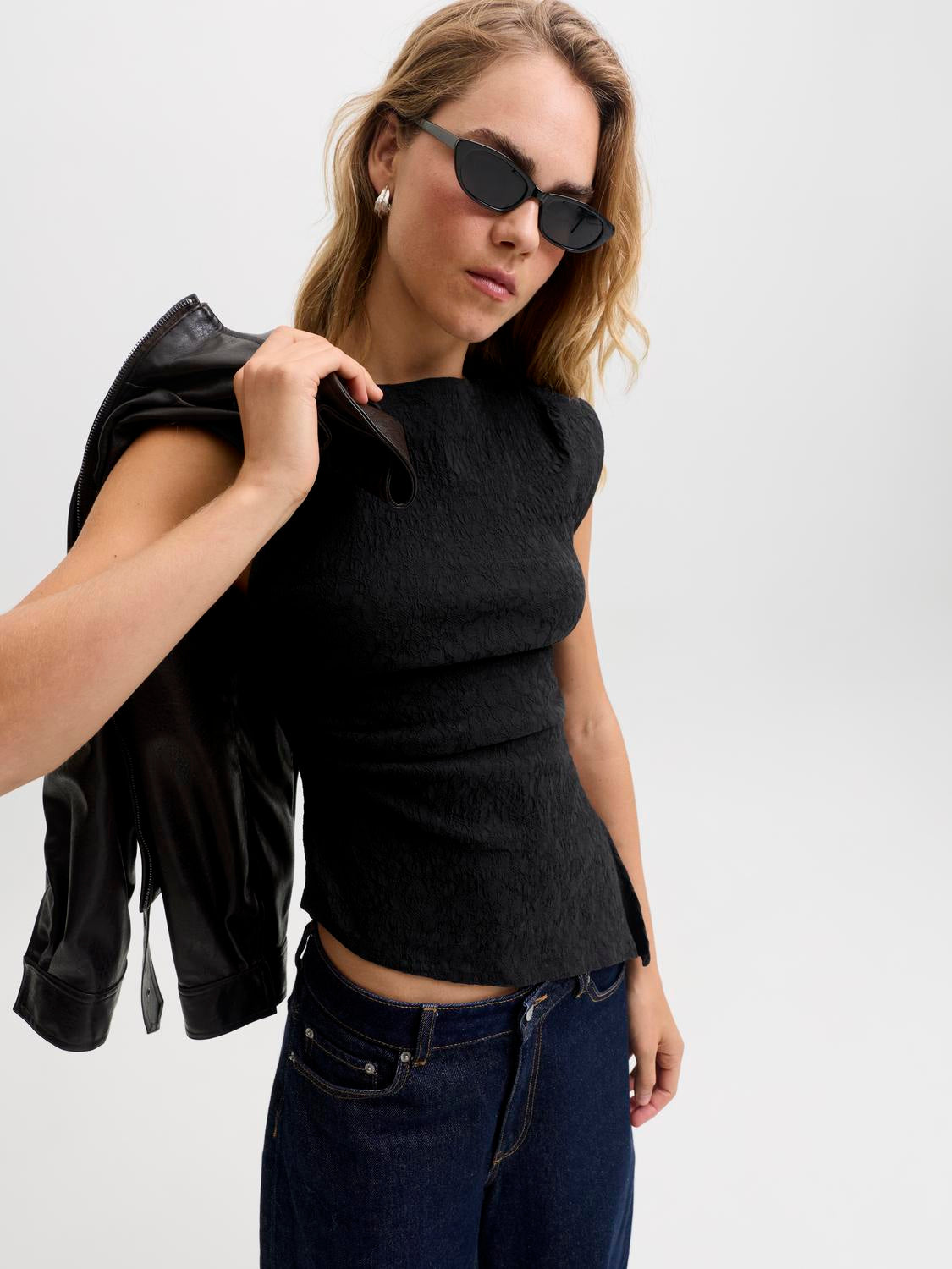 model_shot-creative