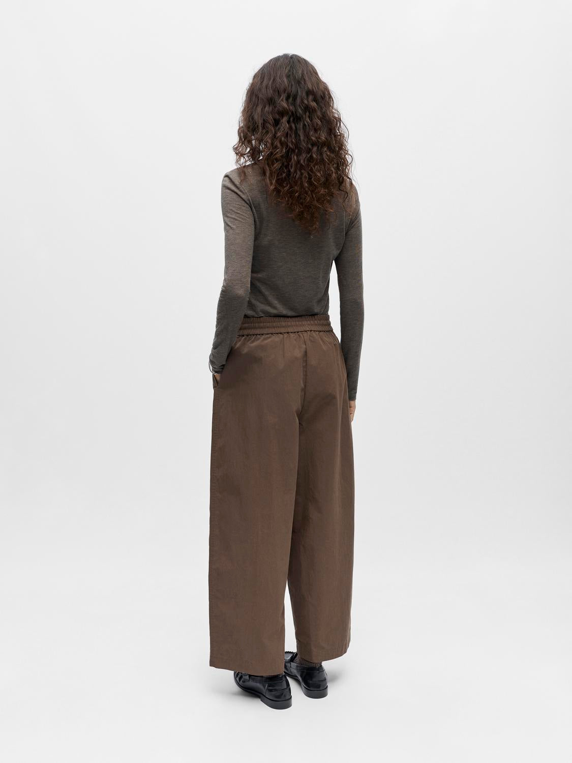 model_shot-back