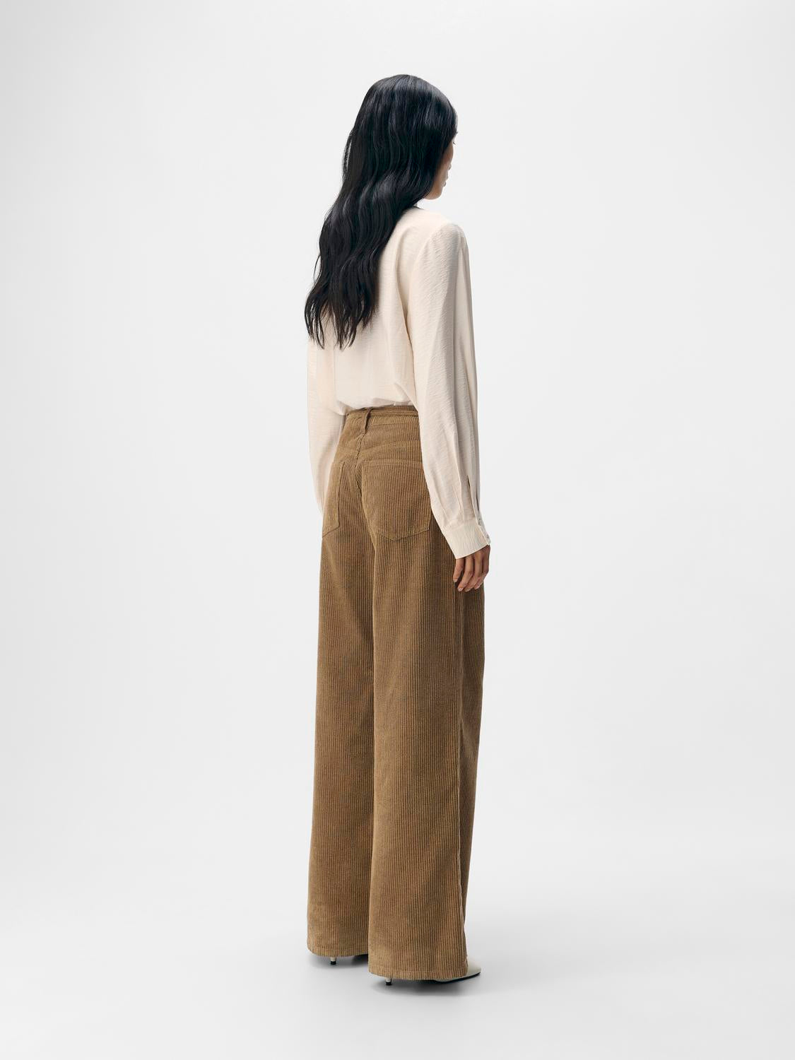 model_shot-back