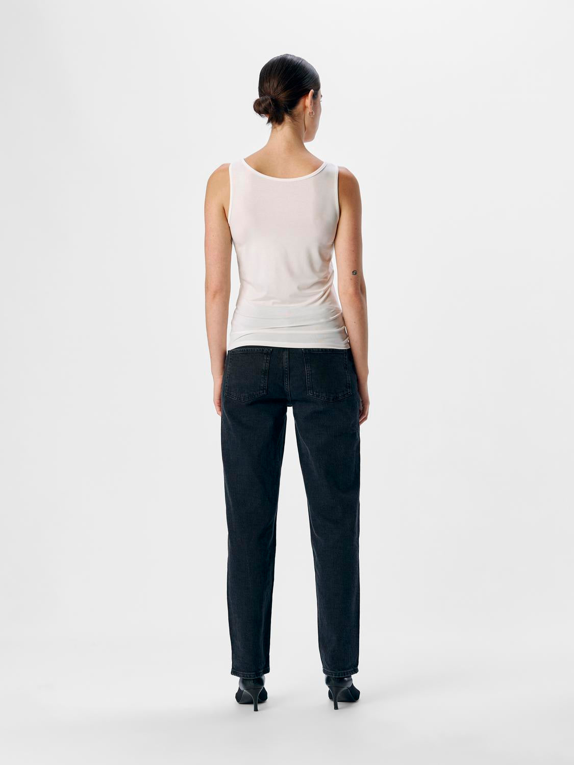 model_shot-back