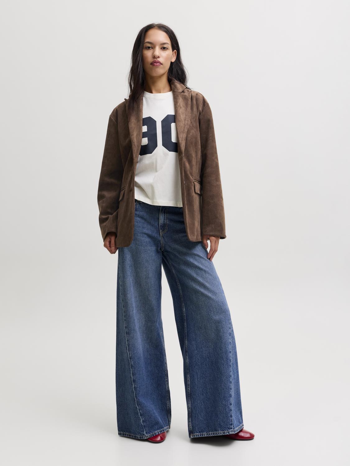 model_shot-front_full