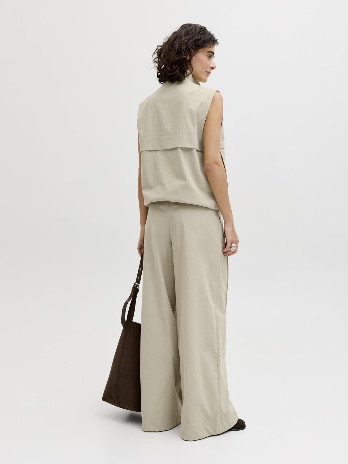 model_shot-back