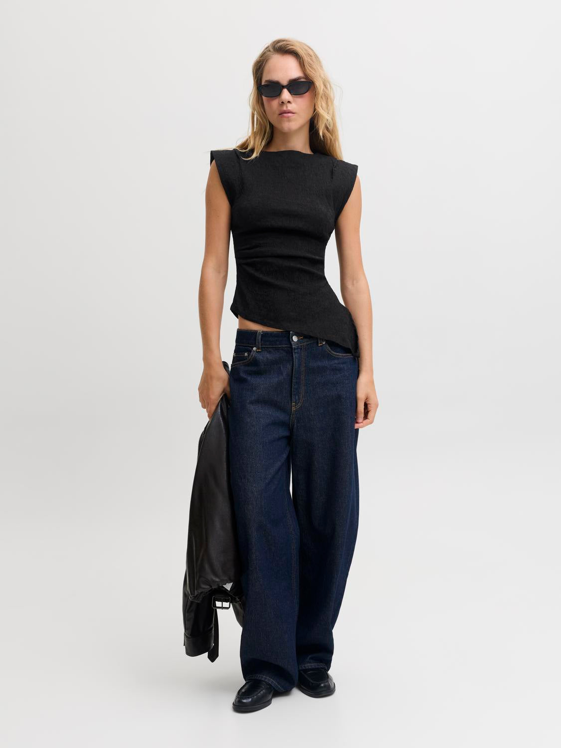 model_shot-front_full