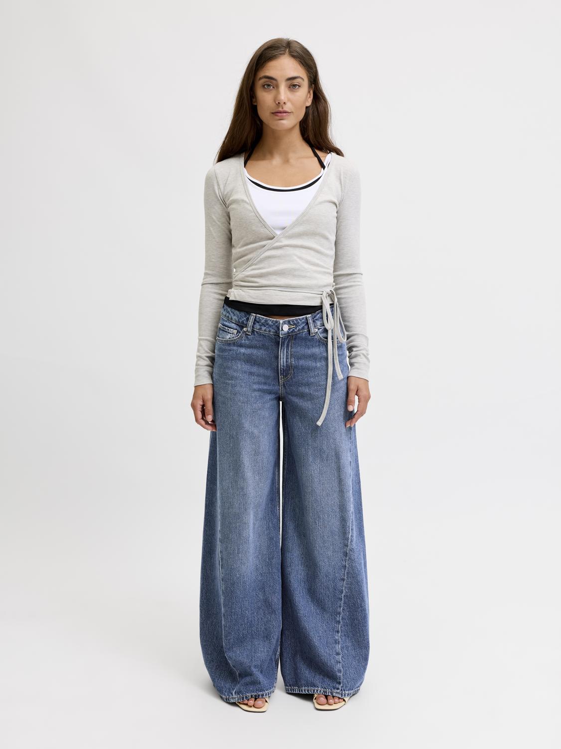 model_shot-front_full