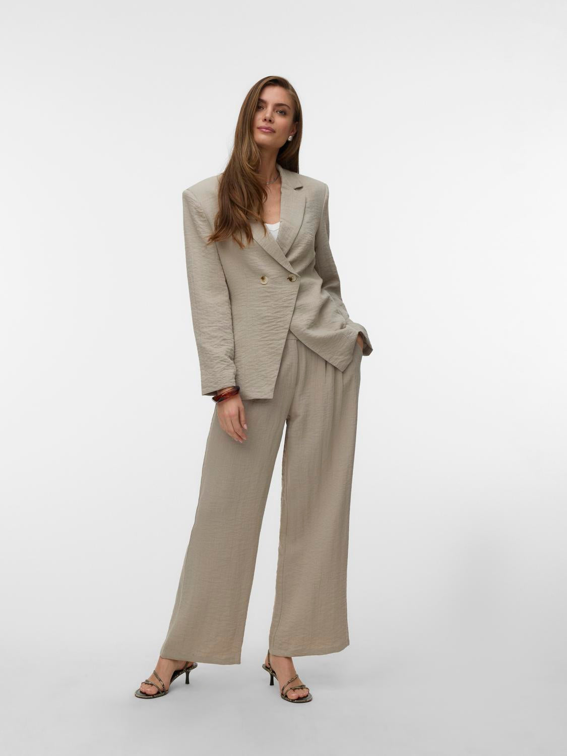 model_shot-front