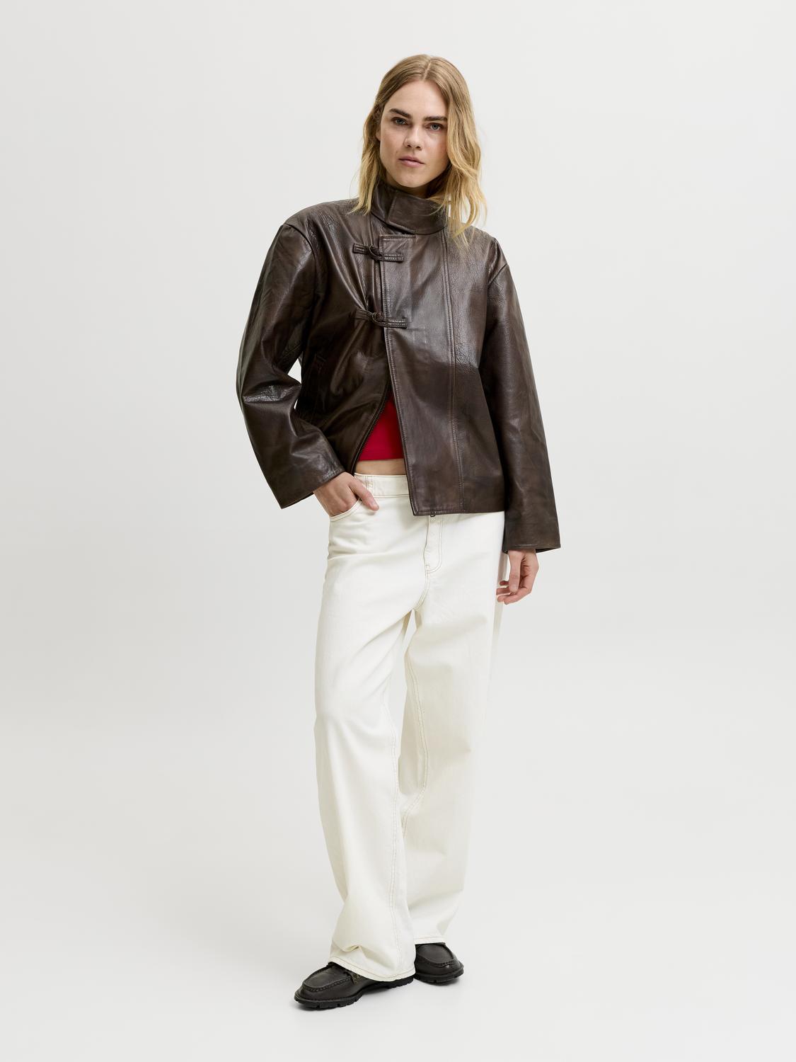 model_shot-front_full