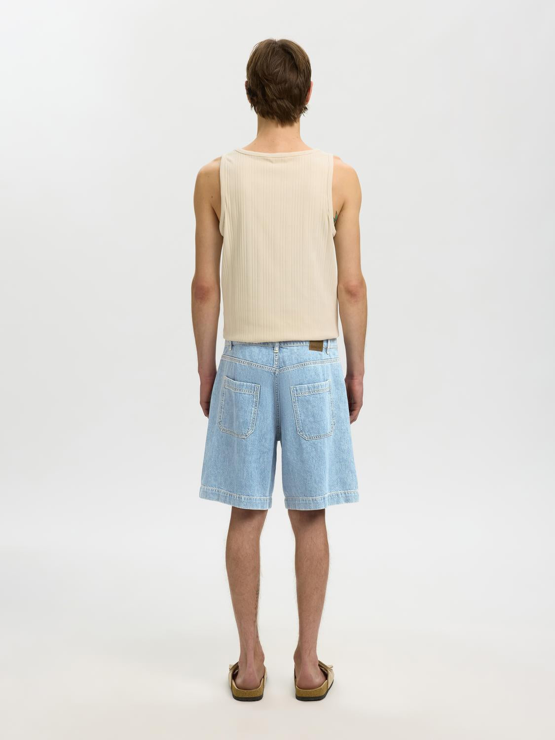 model_shot-back