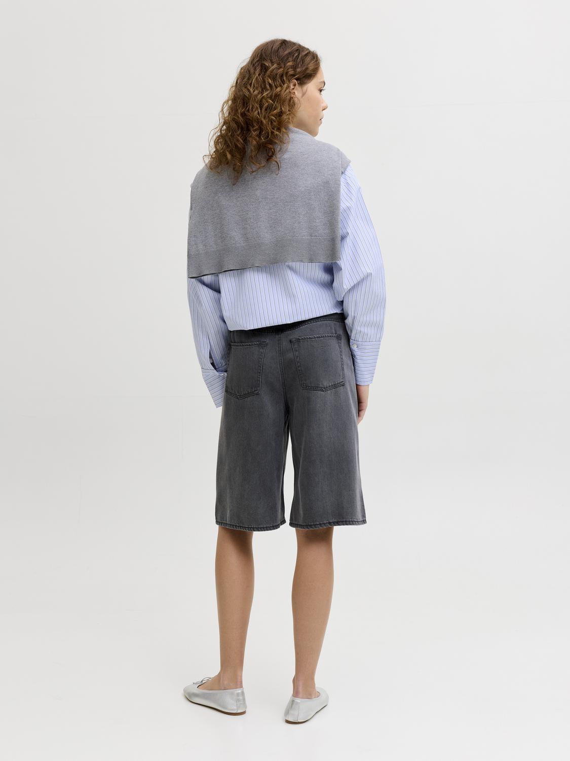 model_shot-back