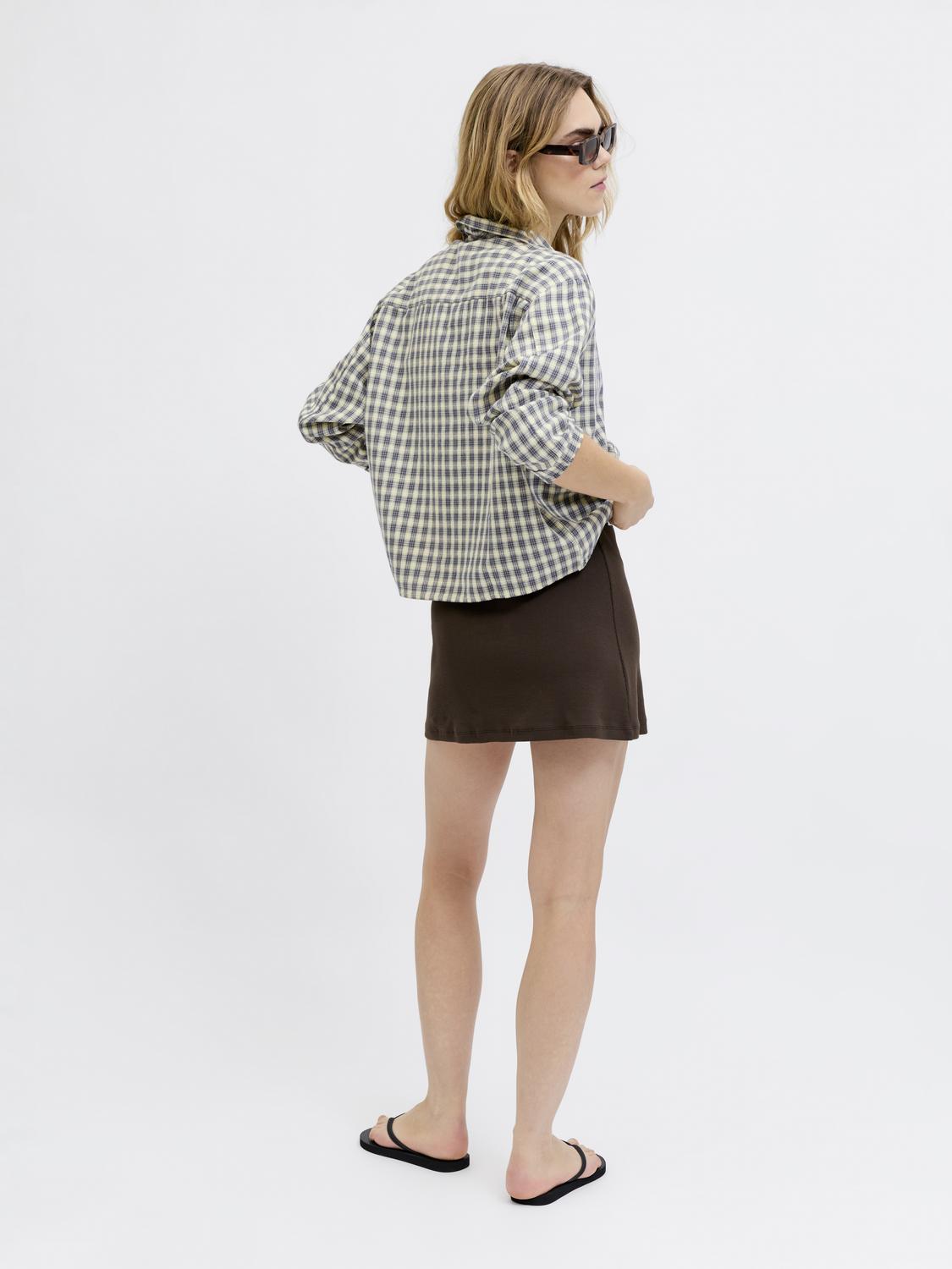 model_shot-back