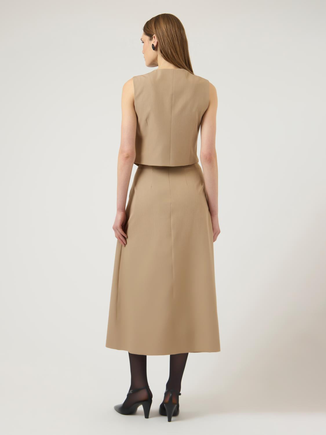 model_shot-back