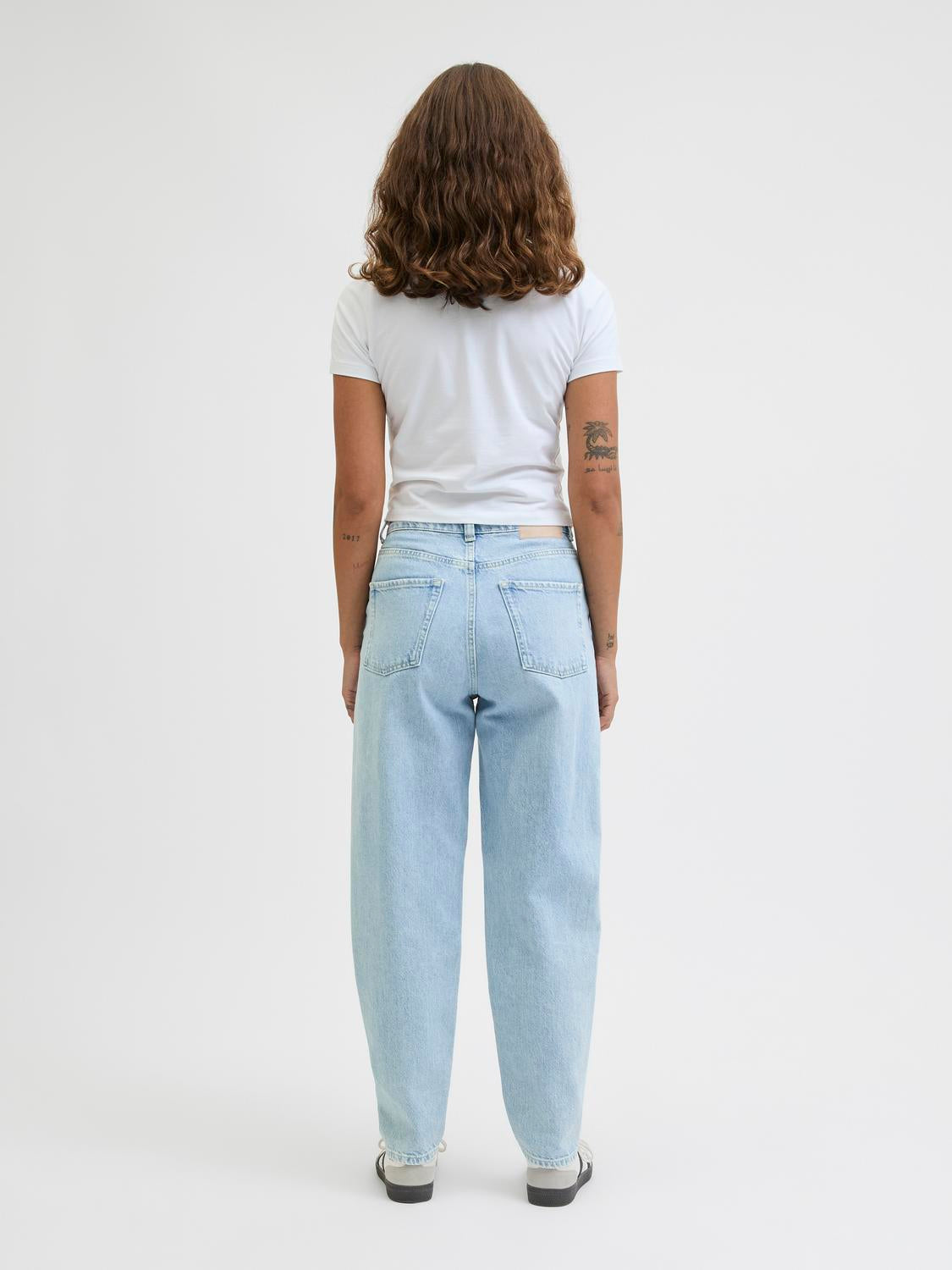 model_shot-back
