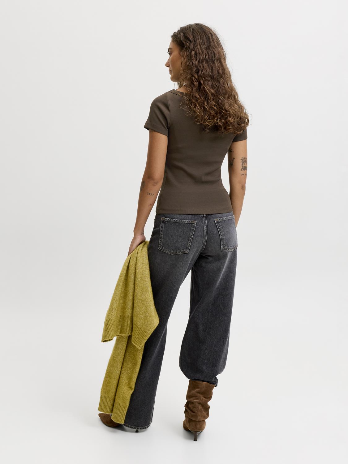 model_shot-back