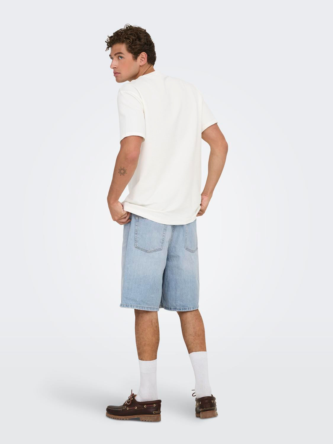 model_shot-back