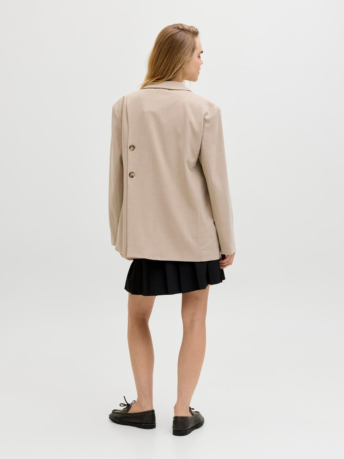 model_shot-back